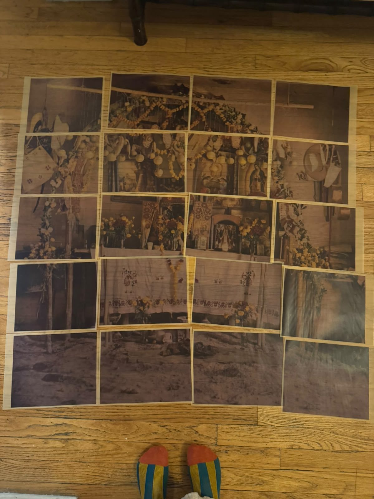 El altar armado con 20 hojas impresas sobre el piso de madera